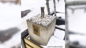 От памятника Кикиморе в Кирове остались только ноги