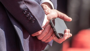 Банки обяжут запрашивать у россиян актуальные данные о налоговом резидентстве